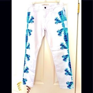 Joe’s Jeans Eye catching jeans that look  great on!